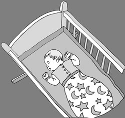 schlafendes Baby im Bettchen mit Schlafsack